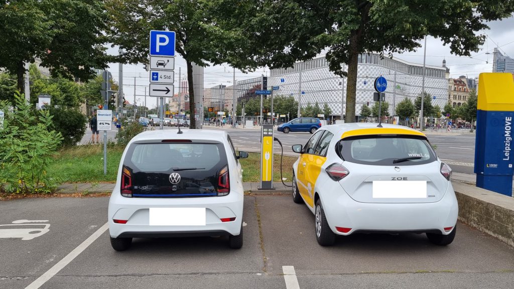 Parken ohne (links) und mit Ladevorgang (rechts)