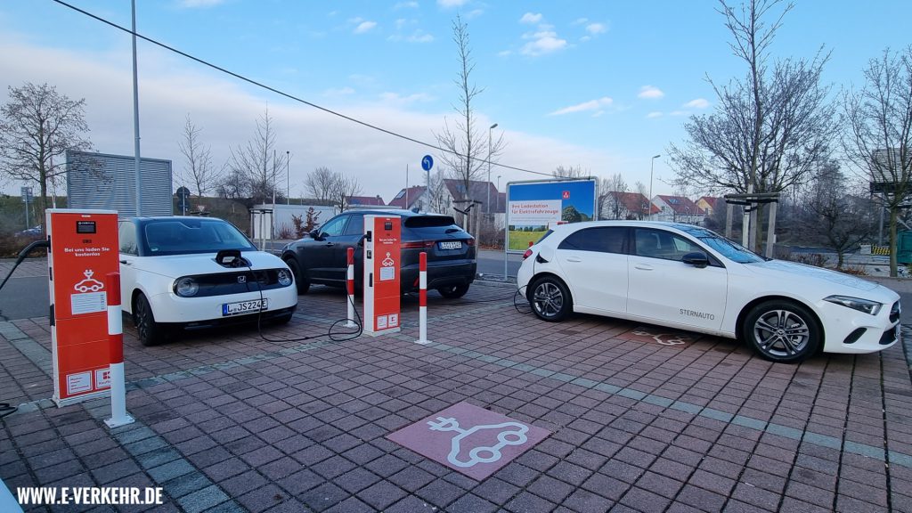 Elektroautos ganz unterschiedlicher Hersteller an den Ladesäulen von Kaufland Leipzig-Schönau